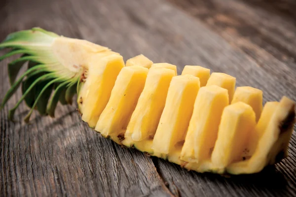 Gul mogen ananas skära på trä bakgrund — Stockfoto