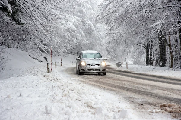 Conducción de invierno en nieve — Foto de Stock