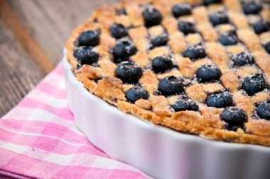 beyaz porselen formundaki yaban mersinli pasta