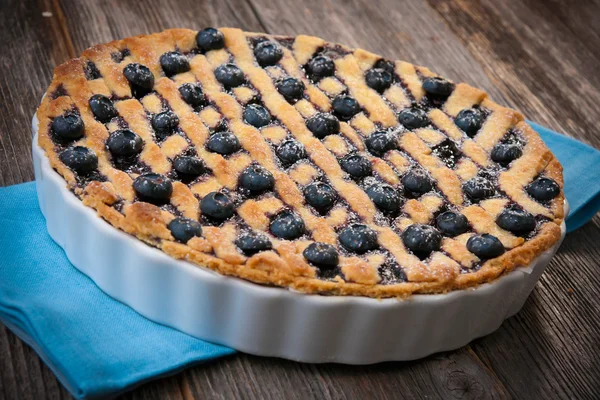 Blaubeerkuchen in weißer Porzellanform — Stockfoto