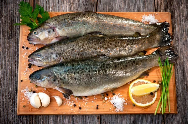 Pesce crudo (trota fario) ) — Foto Stock