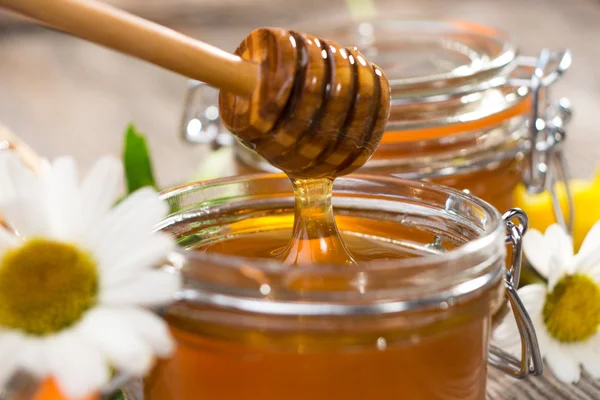 Honung krukor och dipper — Stockfoto