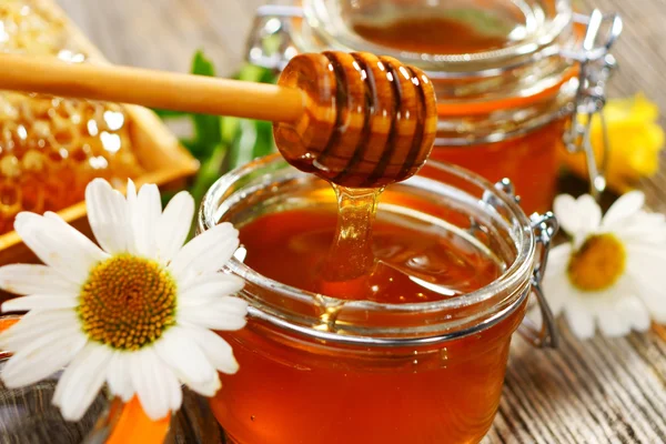 Honey edények és merítőkanál — Stock Fotó