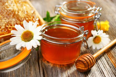 tencere taze bal ve kepçe ile.