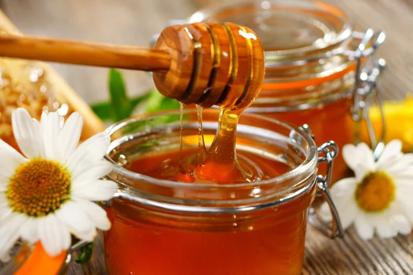 Honey edények és merítőkanál — Stock Fotó