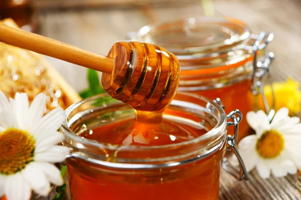Edények, friss mézet és merítőkanál. — Stock Fotó