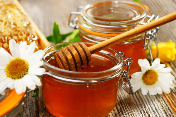 Honey edények és merítőkanál Stock Fotó