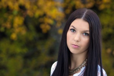 portre yakın çekim üzerinde arka plan doğa genç güzel kadın.