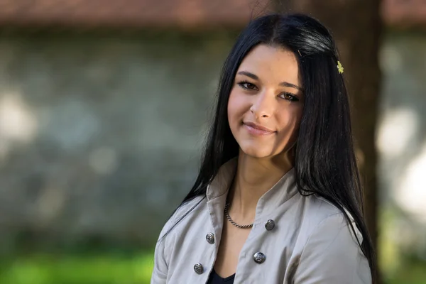 Portrait close up of young beautiful woman, on background nature. — Stock Photo, Image