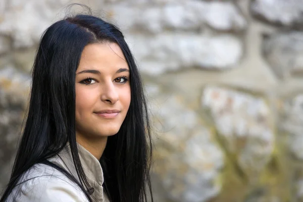 Retrato de cerca de la joven hermosa mujer, en la naturaleza de fondo . — Foto de Stock