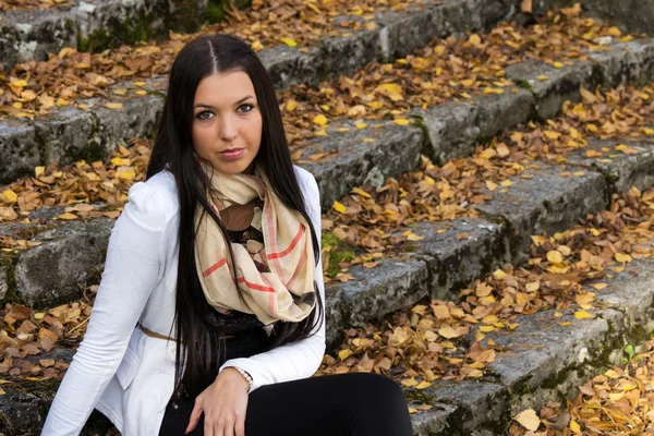 Retrato de una hermosa mujer europea sentada en las escaleras — Foto de Stock