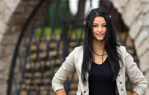 Retrato de una hermosa mujer europea posando en el parque — Foto de Stock