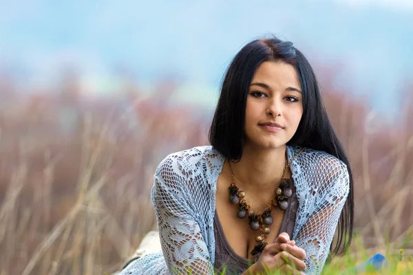 Portrait of young beautiful woman — Stock Photo, Image