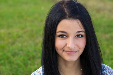 portre genç güzel kadın kapatmak