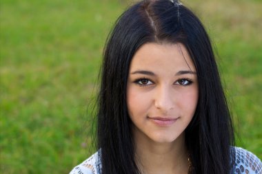 portre genç güzel kadın kapatmak