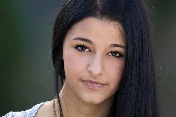 Retrato close-up de jovem mulher bonita, no fundo verde natureza . — Fotografia de Stock