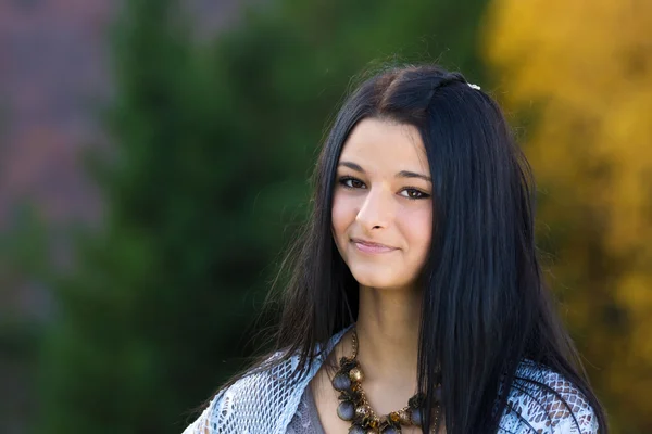 Portrait close up of young beautiful woman, on green background nature. — Stock Photo, Image