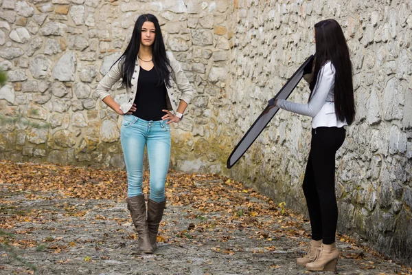 Twee mooie brunetts buiten photoshooting — Stockfoto