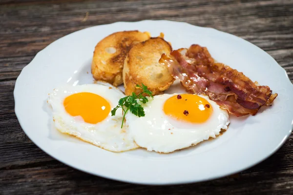 Fried egg with bacon — Stock Photo, Image