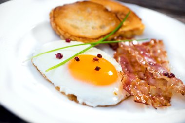 Domuz pastırmalı sahanda yumurta