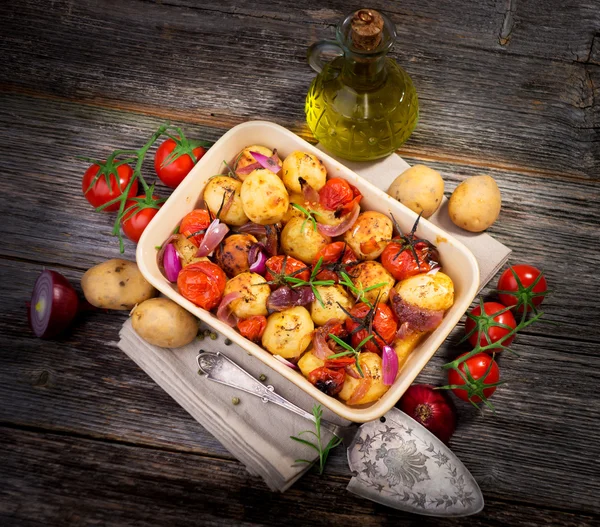 Бальзамічна смажена картопля та помідори — стокове фото