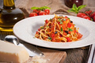 Domates soslu kepekli spagetti.