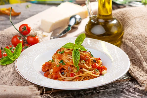 Vollkornspaghetti mit Tomatensauce — Stockfoto