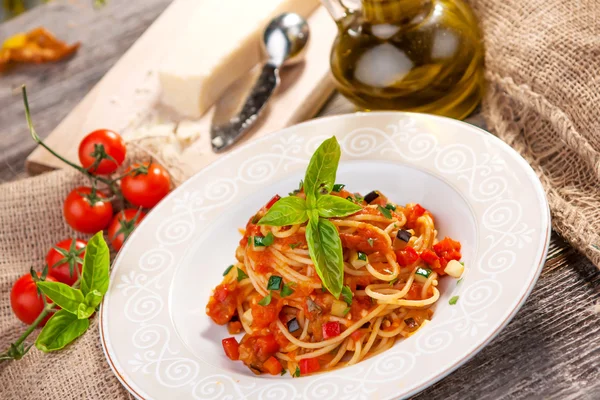 Hela vete spaghetti med tomatsås — Stockfoto