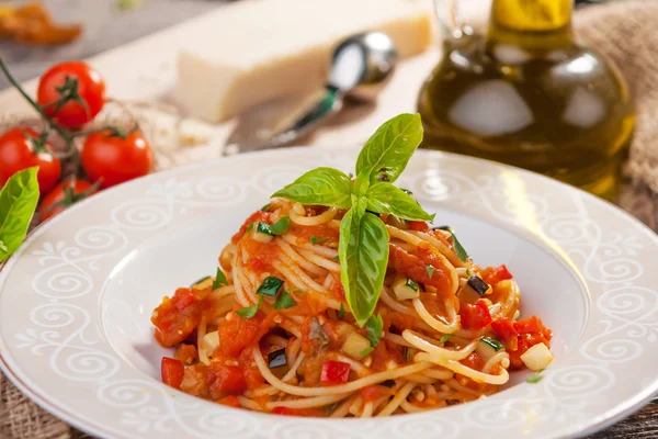 Hela vete spaghetti med tomatsås — Stockfoto