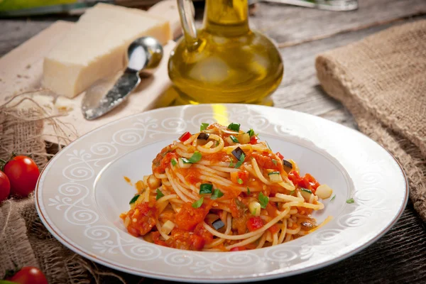 Espaguete de trigo inteiro com molho de tomate — Fotografia de Stock