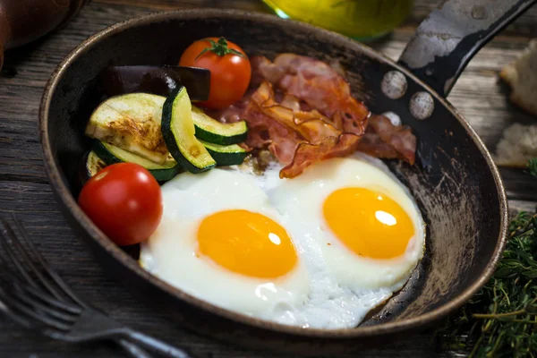 Bacon, ovos e legumes — Fotografia de Stock