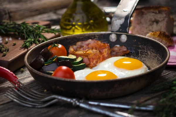 Bacon, uova e ortaggi — Foto Stock