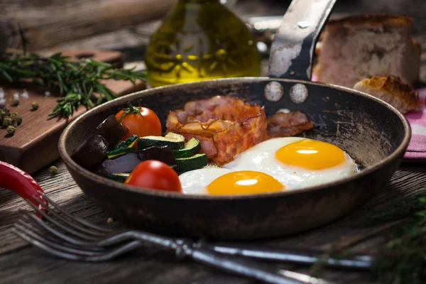 Tocino, huevos y verduras — Foto de Stock