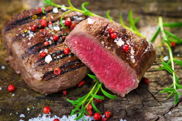 Steak de filet juteux aux herbes fraîches — Photo