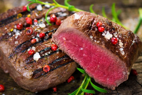 Filé szaftos steak, friss fűszernövények — Stock Fotó