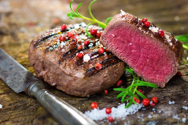 Filé szaftos steak, friss fűszernövények — Stock Fotó