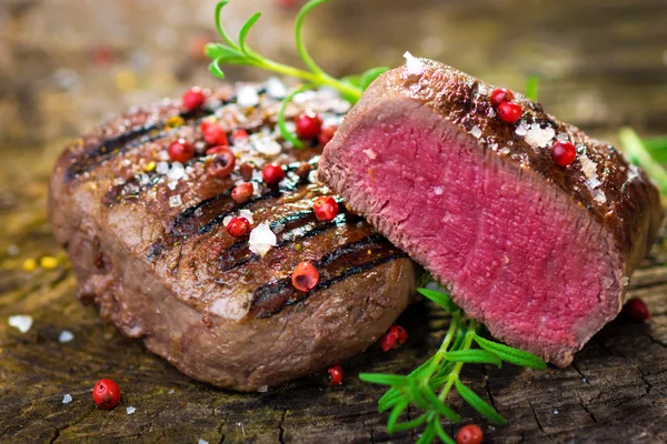 Bistecca di filetto succosa con erbe fresche — Foto Stock