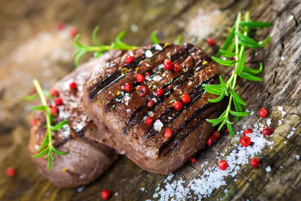Sappige filet steak met verse kruiden — Stockfoto