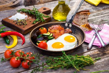 sosis, yumurta ve sebze