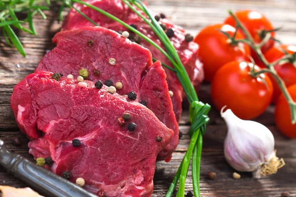 Duftende rohe Steaks — Stockfoto