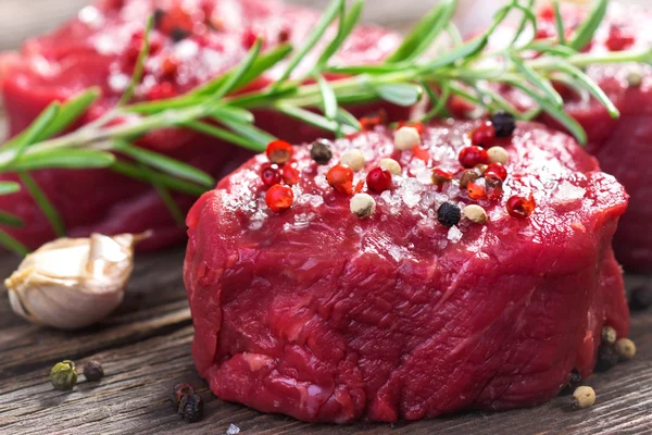 Duftende rohe Steaks — Stockfoto