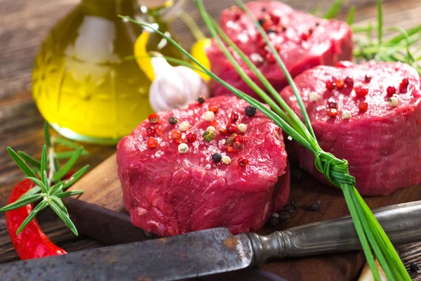 Spicy raw steaks — Stock Photo, Image