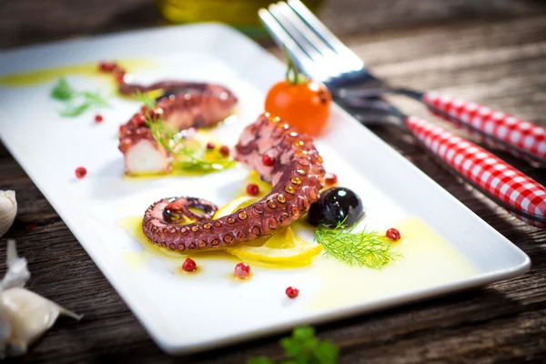 Salat mit Tintenfisch — Stockfoto