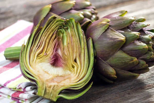 Artichoke หั่นเป็นชิ้นเล็กชิ้นน้อย — ภาพถ่ายสต็อก