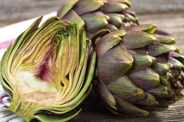 Artichoke หั่นเป็นชิ้นเล็กชิ้นน้อย — ภาพถ่ายสต็อก