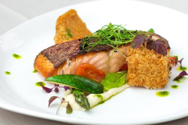 pişmiş sebze ile Somon