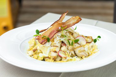 pastırma dilimlerini salata ile