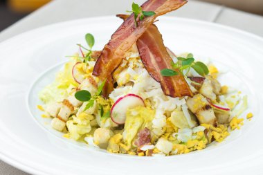 pastırma dilimlerini salata ile