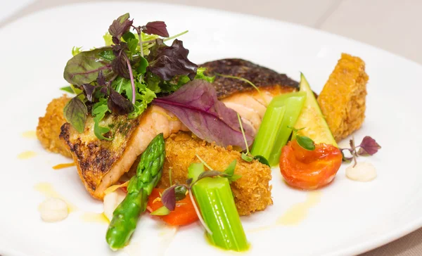 Salmón con verduras cocidas —  Fotos de Stock