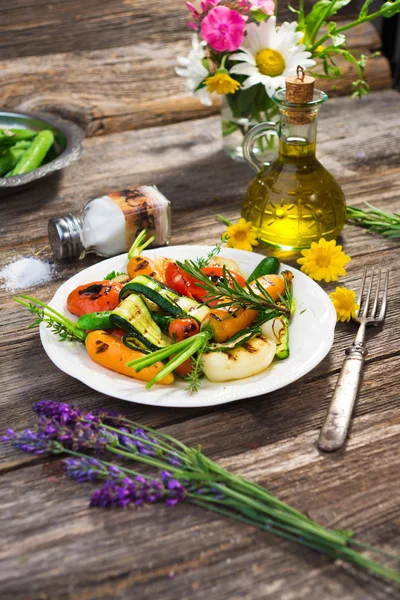 Geroosterde groenten met olijfolie — Stockfoto